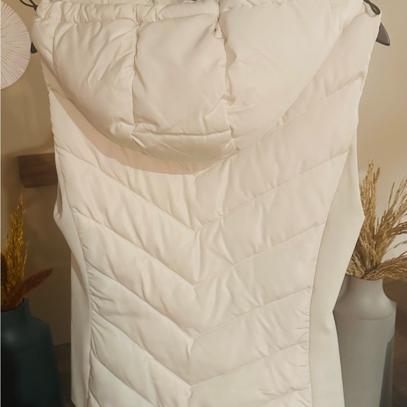 Zara Women's Cream Quilted Vest - Picture 3 of 3
